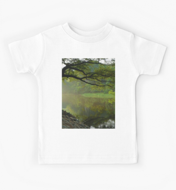 Kaos dengan gambar pemandangan alam